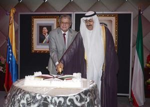 السفير علي العبدالله الاحمد يشارك سفير فنزويلا قطع كعكة الاحتفال﻿
