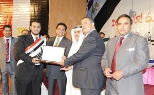 تكريم احد المتفوقين﻿