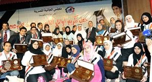 المتفوقات والمتفوقون في لقطة تذكارية﻿
