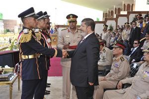الرئيس المصري د محمد مرسي يشهد تخرج دفعة جديدة من الكليات العسكرية امس الاول رويترز