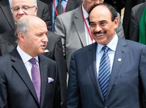 الشيخ صباح الخالد ووزير الخارجية الفرنسي لوران فابيوس في حديث على هامش المؤتمر رويترز