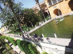 جانب من احدى حدائق قصر اسلامي تحول الى احد قصور ملك اسبانيا