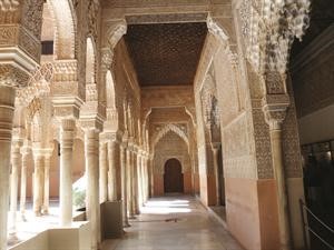 جانب من احد قصور الحمراء الاسلامية الذي يظهر الابداع المعماري في عهد الدولة الاندلسية