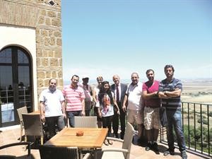 الوفد الاعلامي في احد فنادق مدينة كرمونة