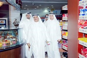 جاسم اشكناني وراشد بورسلي وياسر الكندري خلال الجولة
