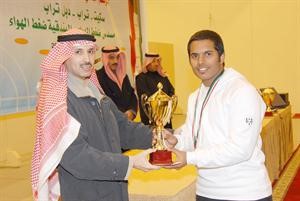 عبيد العصيمي يسلم الكاس لاحد الابطال في مناسبة سابقة﻿