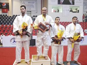 اللاعب يوسف العنزي مقلدا الميدالية الذهبية