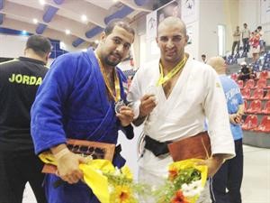 اللاعبان يوسف العنزي وعبدالله البصيري يعرضان ميداليتيهما

