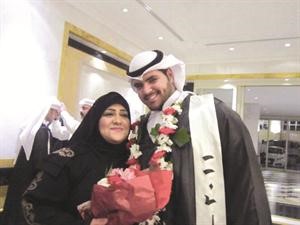 المتفوق فوزان القحطاني مع والدته
