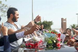المغاربة يستقبلون تامر حسني بلافتة «أهلا بنجم الجيل» 