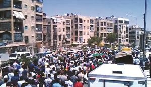 صورة بثها ناشطون لتشييع احد قتلى مظاهرات امس الاول في حي صلاح الدين بحلب