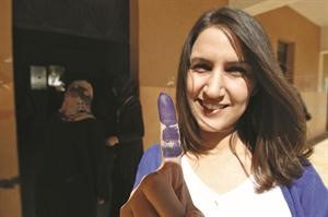 شابة ليبية ترفع اصبعها بعد ادلائها بصوتها في الانتخابات امس افپ﻿
