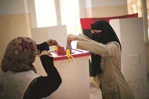  وليبية منتقبة تدلي بصوتها	افپ﻿