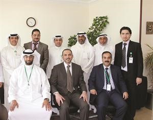 الدخيل يتوسط ممثلي مركز الاتصال وقطاع التكنولوجيا﻿