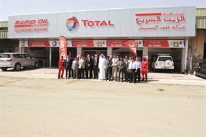 لقطة جماعية امام مركز تبديل الزيوت﻿