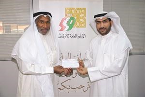 طارق الفرحان يقدم الشيك لحمد المير

