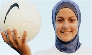 المراة الرياضية والكرة وجهان لمباراة واحدة
