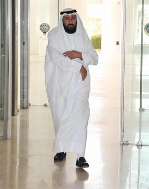 دعلي العمير اثناء دخوله المجلس امس