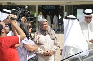 دنايف الحجرف متحدثا الى الطلبة المعتصمين
