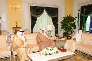 سمو ولي العهد الشيخ نواف الاحمد مستقبلا الشيخ احمد الخالد والشيخ محمد العبدالله﻿