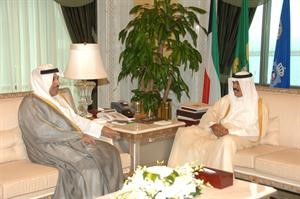 سمو ولي العهد خلال لقائه الشيخ حمد جابر العلي﻿