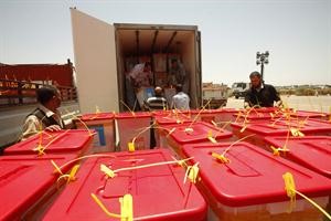 صناديق الاقتراع تصل الى طرابلس تمهيدا لاعلان النتائج النهائية	رويترز ﻿