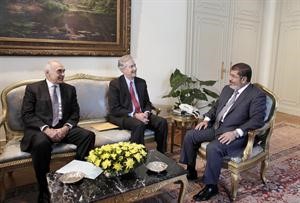 الرئيس المصري د محمد مرسي مستقبلا نائب وزيرة الخارجية الاميركية وليام بيرنز في القصر الرئاسي امس اب