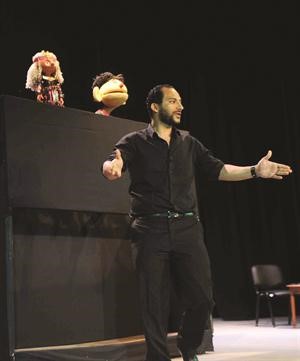 محمد عبد الهادي وعرائسه بوسي وميمو