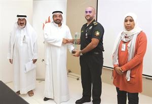 الزميل يوسف خالد المرزوق يهدي ابراهيم ملك درع الانباء بحضور الزميل يوسف عبدالرحمن والزميلة نوف العياضي