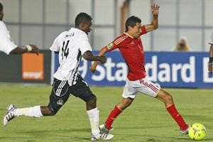 محمد بركات ينطلق بالكرة ولاعب مازيمبي يلاحقه