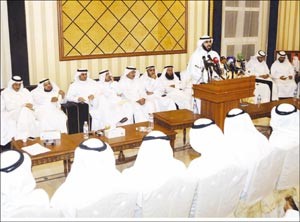 اسامة المناور متحدثا خلال ندوة كتلة الاغلبية التي عقدت بديوان المناور مساء امس هاني الشمري