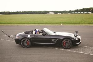 السيارة SLS AMG رودستر خلال التقاط كرة الغولف﻿