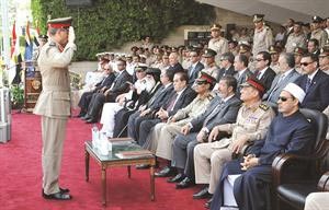 الرئيس د محمد مرسي الى جانب رئيس المجلس العسكري محمد حسين طنطاوي وعدد من المسؤولين خلال حفل تخريج دفعة من الكلية الفنية العسكرية اپ