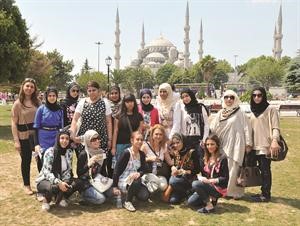 وفد الطالبات المتفوقات خلال زيارتهن لجامع السلطان احمد المسجد الازرق
