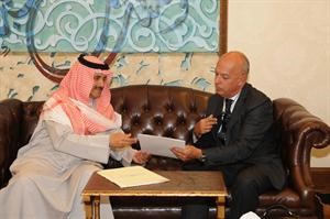الشيخ مبارك الدعيج خلال لقائه نائب وزير خارجية بيرو