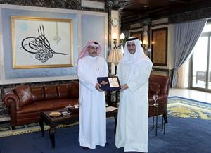 سمو رئيس الوزراء الشيخ جابر المبارك يتسلم الكتاب من الاعلامي جاسم الشمري
