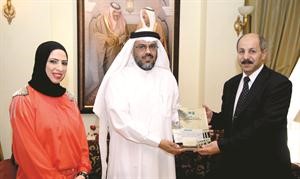 ضياء احمد يتسلم الدرع التذكارية نيابة عن الشركة﻿