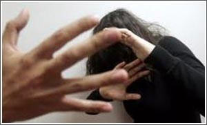 أردني يضرب سيدة في السوق معتقدا أنها زوجته