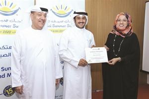 ليلى سهيل وابراهيم صالح اثناء منح شهادة المشاركة الى عثمان جمال الايوبي الفائز الكويتي في البرنامج