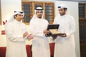 الشيخ جابر البندر يقدم درعا لفهد الغانم﻿