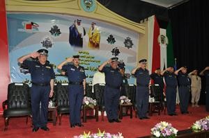 اللواء فهد الشرقاوي متوسطا عددا من القيادات الامنية خلال الحفل﻿