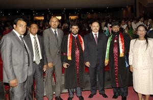 دعبدالعال القناعي مع الحضور عقب منحه الدكتوراه الفخرية