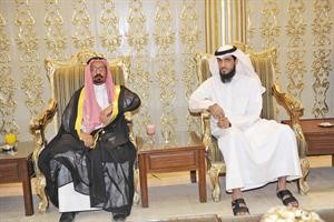 جابر المحيلبي مع احد الحضور﻿