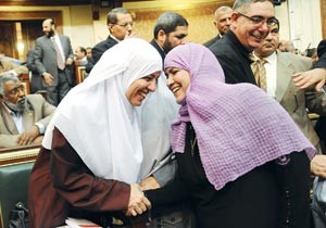 نائبتان في مجلس الشعب المصري تتبادلان التهنئة على عودة المجلس المنحل للانعقاد امس اپ