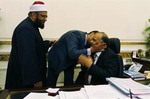 نائب اسلامي يقبل رئيس مجلس الشعب المصري دالكتاتني لتهنئته بعودة مجلس الشعب افپ