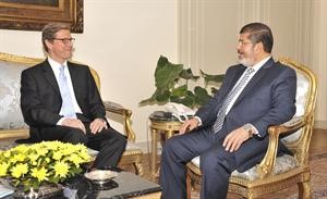 الرئيس المصري دمحمد مرسي مستقبلا وزير الخارجية الالماني في القصر الرئاسي امس رويترز