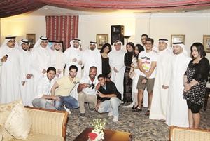 مدير عام قناة الشاهد محمد الملا يتوسط العاملين في برامج دورة شهر رمضان الكريم سعود سالم
