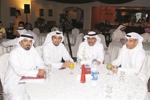جانب من الزملاء الصحافيين يتوسطهم الزميل مفرح الشمري