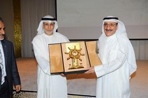 السردي مقدما درعا تكريمية لوزير النفط
