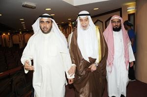 دخالد المذكور ومحمد الدلال خلال جولة داخل المعرض ﻿